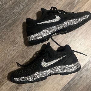 Black ladies Nike Size 8 excellent condition, Swoosh beautiful Floral pattern